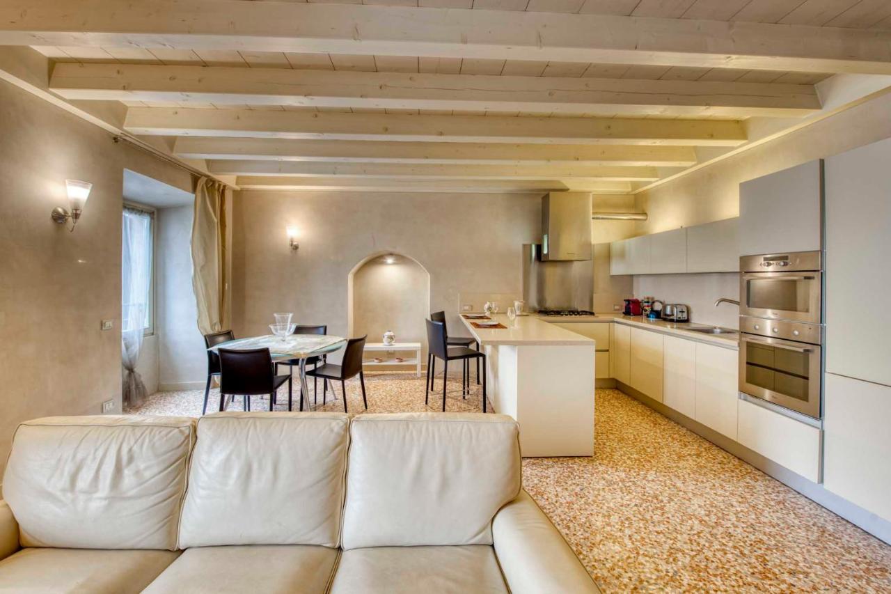 Apartmentsarena - Suite Mercatorum - Piazza Erbe เวโรนา ภายนอก รูปภาพ