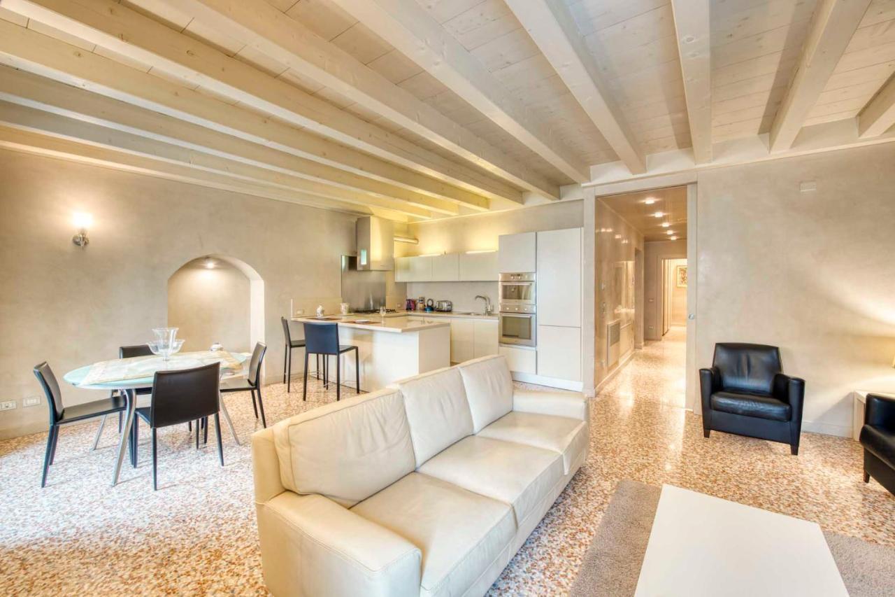 Apartmentsarena - Suite Mercatorum - Piazza Erbe เวโรนา ภายนอก รูปภาพ