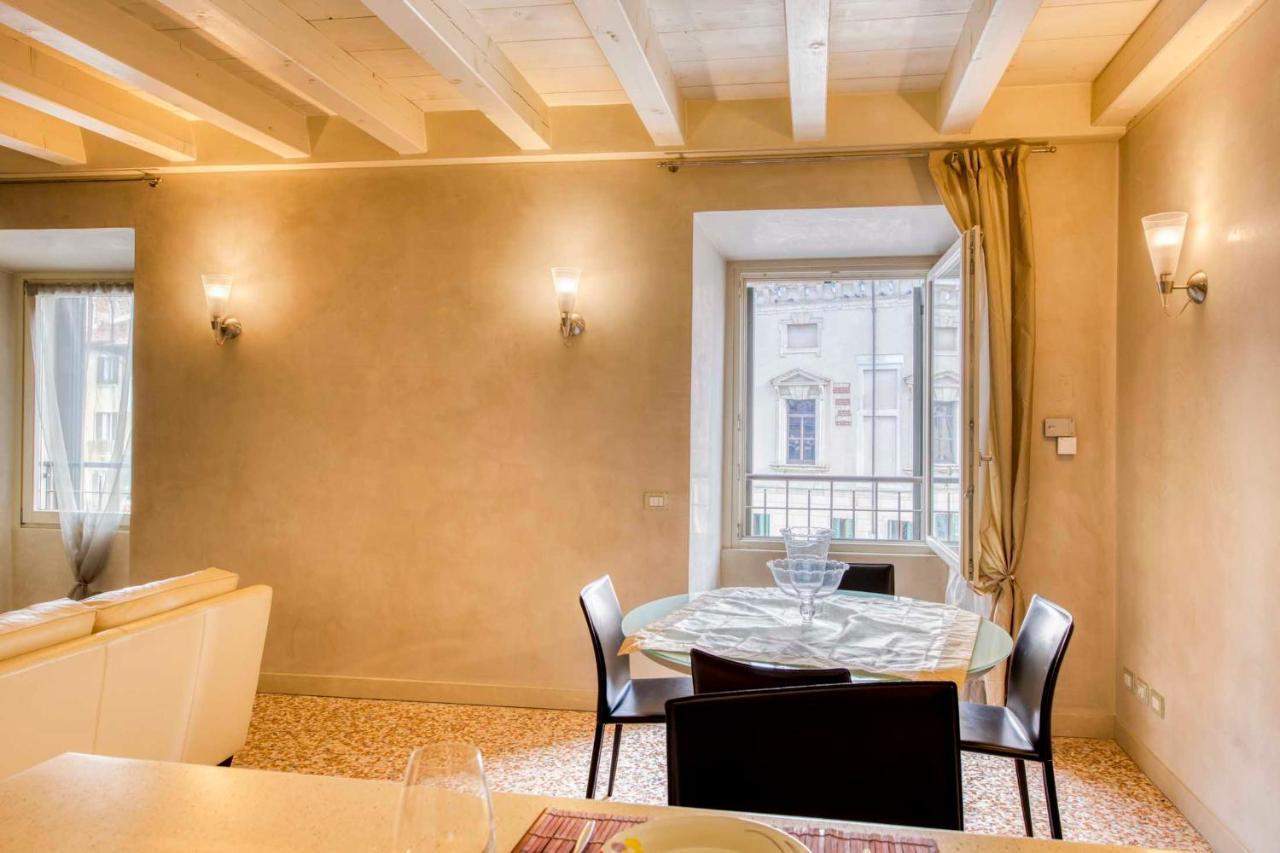 Apartmentsarena - Suite Mercatorum - Piazza Erbe เวโรนา ภายนอก รูปภาพ