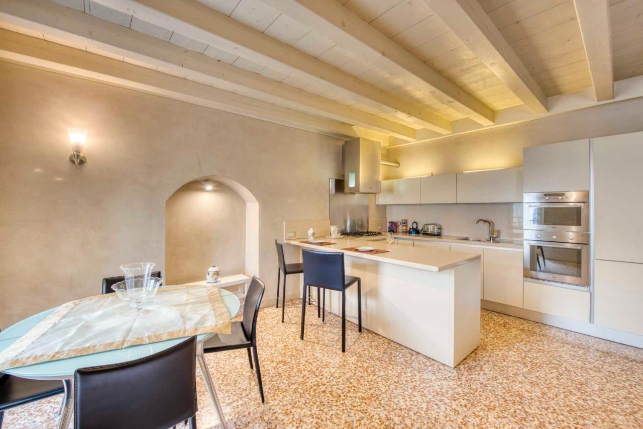 Apartmentsarena - Suite Mercatorum - Piazza Erbe เวโรนา ภายนอก รูปภาพ