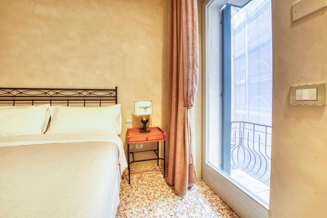 Apartmentsarena - Suite Mercatorum - Piazza Erbe เวโรนา ภายนอก รูปภาพ